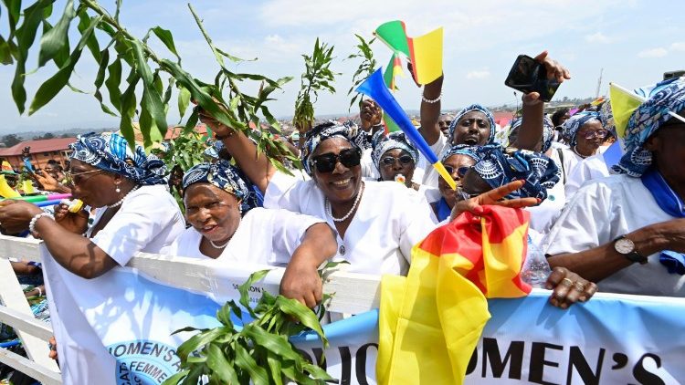 Donne esultano all'arrivo di Papa Leone XIV