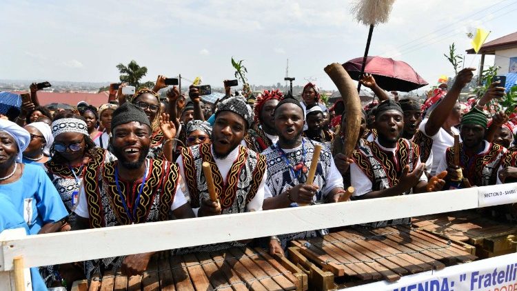 Folla fuori dalla Cattedrale di San Giuseppe a Bamenda