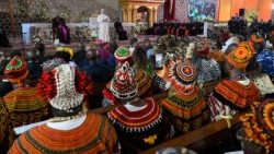 Guarda le immagini più coinvolgenti dell'incontro per la pace nella cattedrale San Giuseppe di Bamenda. 