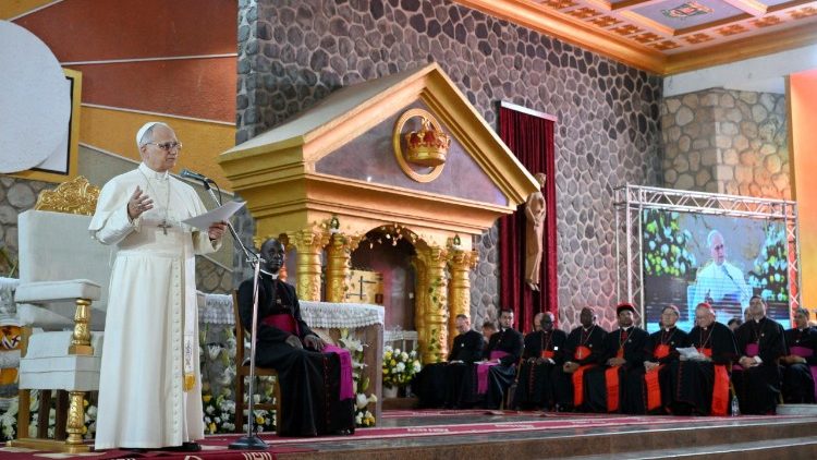 Lev XIV. v katedrále sv. Josefa v Bamendě při Setkání za mír