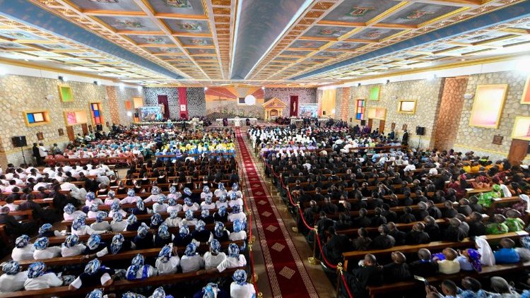  Los fieles congregados para el encuentro por la paz en la Catedral de San Jos&eacute; de Bamenda