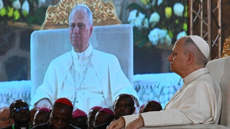 Leone XIV durante l'incontro per la pace con la comunit&agrave; di Bamenda