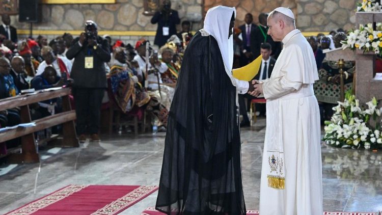 The Pope greets the the traditional King of Mankon, Fon Fru Asaah Angwafor IV