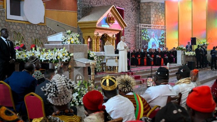 Rencontre pour la paix avec la communaut&eacute; de Bamenda, en pr&eacute;sence du Pape.