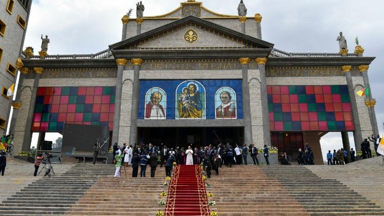 Przed katedrą św. Józefa w Bamendzie zostały wypuszczone „gołębie pokoju"