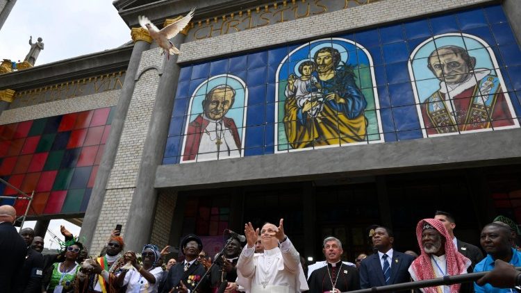 Al termine dell'incontro il Papa fa volare una colomba