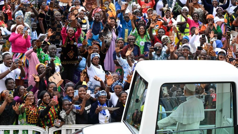 Příjezd ke mši na letišti v Bamendě v papamobilu, 16. 4. 2026