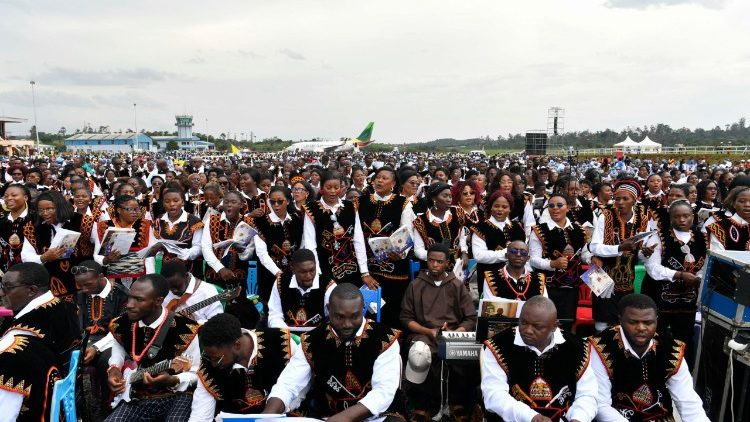 Wanakwaya katika Misa huko Bamenda