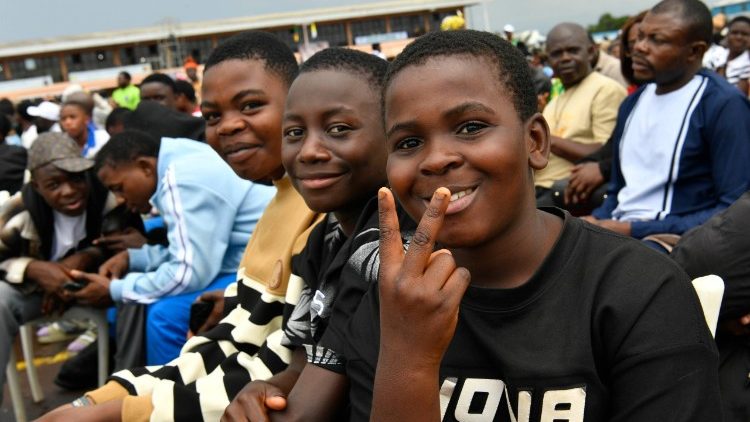 C&aacute;c bạn trẻ Camerun đến tham dự Th&aacute;nh lễ tại S&acirc;n bay Bamenda, ng&agrave;y 16.04.2026.