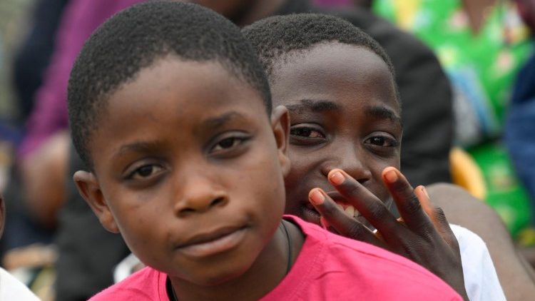 Młodzi Kameruńczycy uczestniczący w papieskiej liturgii