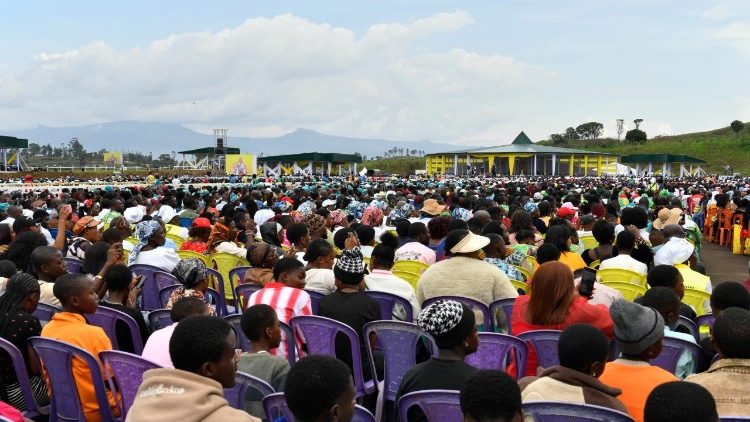 Miles de fieles asistieron, en una fiesta de colores y alegr&iacute;a, presenciaron la Santa Misa por la Paz y la Justicia en Bamenda