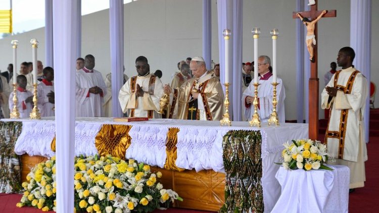 El altar colocado bajo una gran carpa en el aeropuerto de Bamende