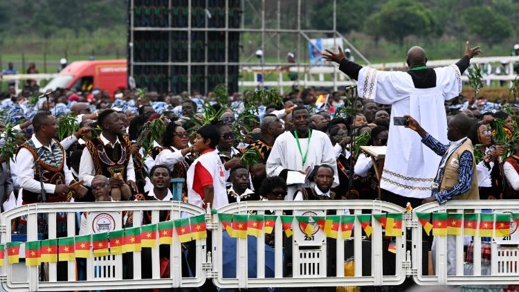 El Papa es recibido en el Aeropuerto de Bamenda con ramos de palma como Jes&uacute;s en su entrada a Jerusal&eacute;n, como profeta de paz