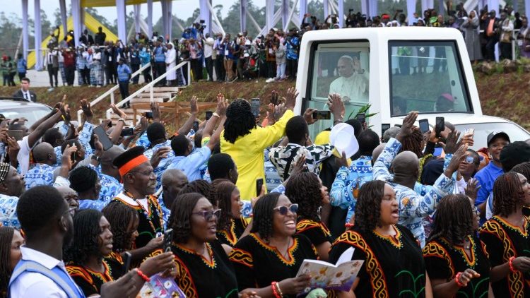La llegada del Papa al aeropuerto de Bamenda