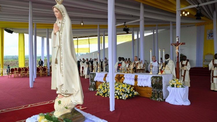 Đức Th&aacute;nh Cha chủ sự Th&aacute;nh lễ tại s&acirc;n bay Bamenda