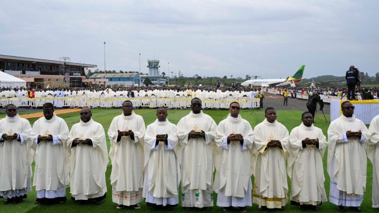 Des pr&ecirc;tres camerounais