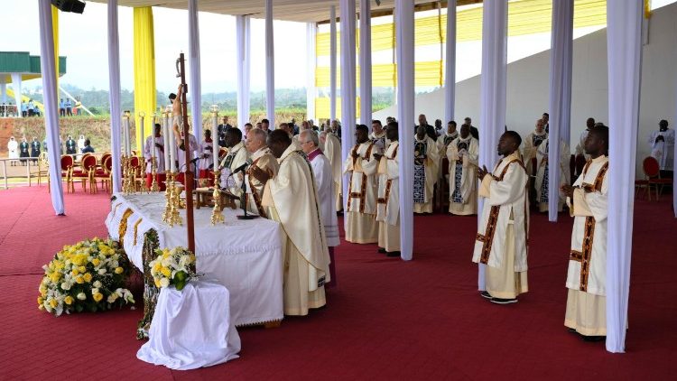 मिस्सा बलिदान के सहभागी पुरोहितगण