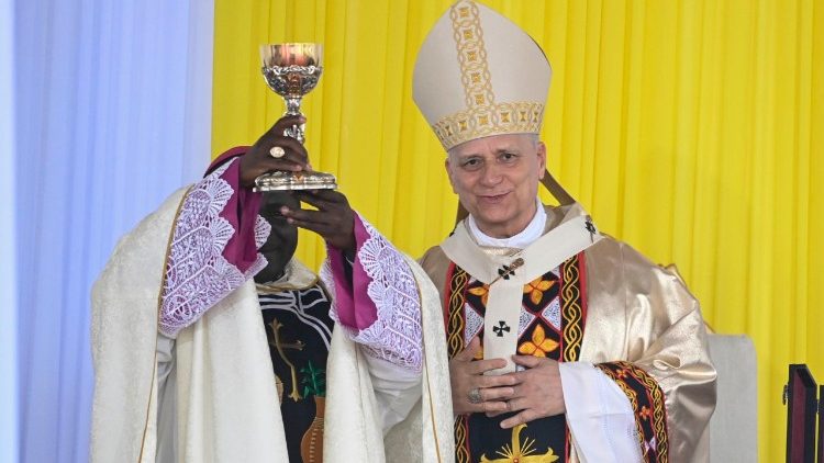 El arzobispo Andrew Nkea Fuanya alza el caliz donado por el Papa a la Iglesia de Bamenda