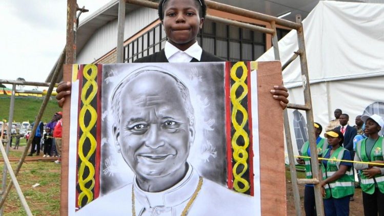 Một người t&iacute;n hữu mang theo ảnh Đức Th&aacute;nh Cha L&ecirc;&ocirc; XIV đến Th&aacute;nh lễ tại S&acirc;n bay Bamenda, ng&agrave;y 16.04.2026.