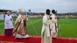 Papež při mši svaté na letišti v Bamendě