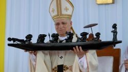 2026.04.17 Viaggio Apostolico in Camerun - Santa Messa al  Japoma Stadium