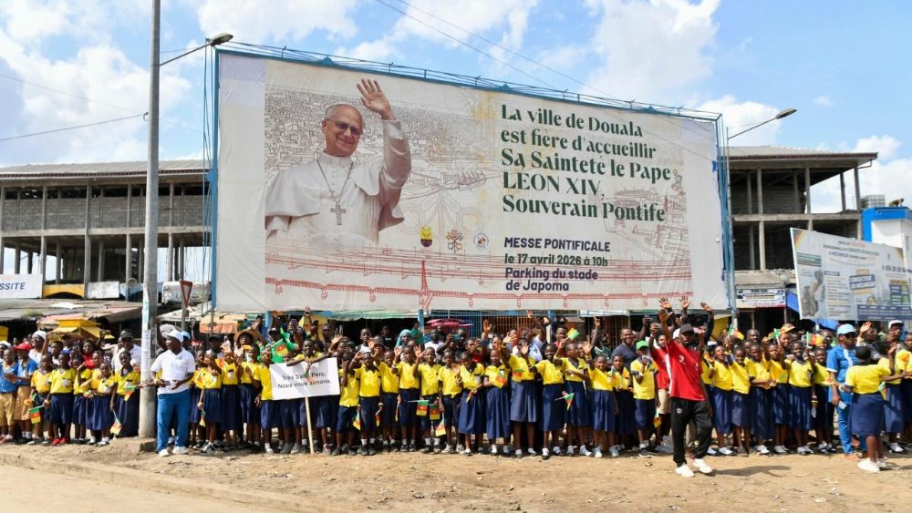 Přivítání na letišti v Douale, 17. 4. 2026