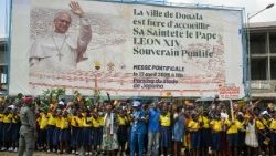 Gente per le strade di Douala in attesa di Papa Leone XIV