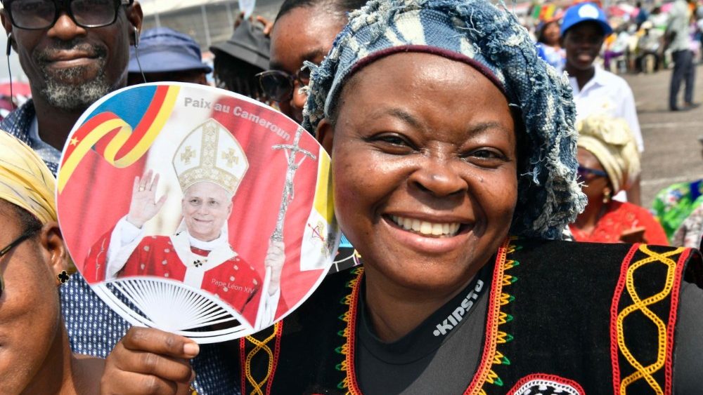 Célébration de la messe au stade Japoma de Douala, le 17 avril.