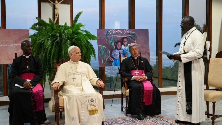 Papa Leo akisikiliza historia za watawa