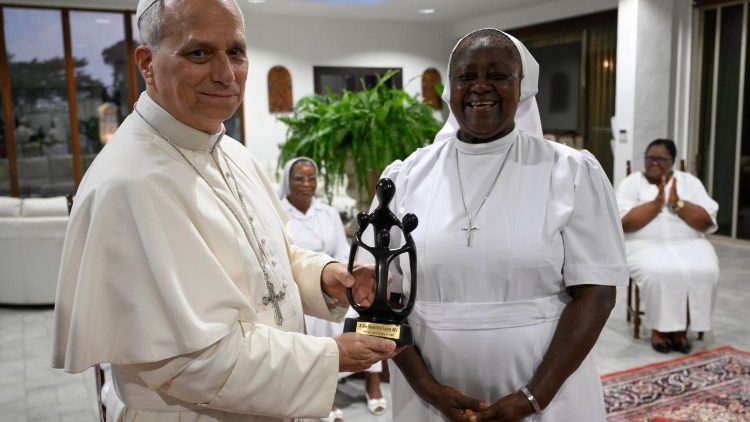 Picha ya Papa na mtawa