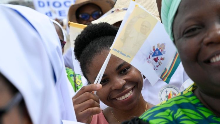 Le tante donne che partecipano alla celebrazione