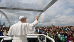 Papa saúda os fiéis em Camarões 