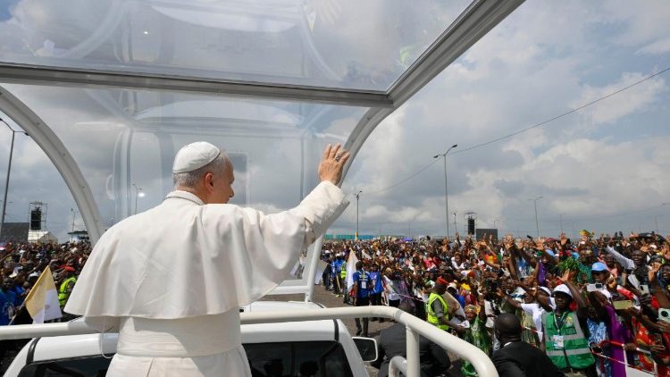 Papa saúda os fiéis em Camarões 