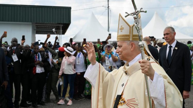 പാപ്പാ വിശുദ്ധ ബലിക്കായി എത്തുന്നു 