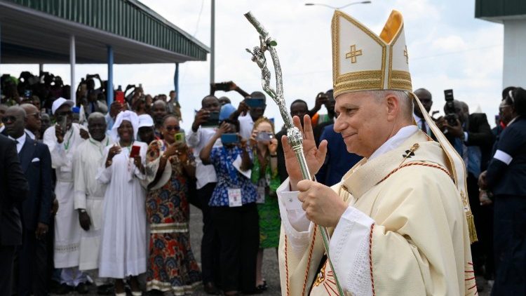 Leone XIV alla Messa nello Japoma Stadium benedice i fedeli
