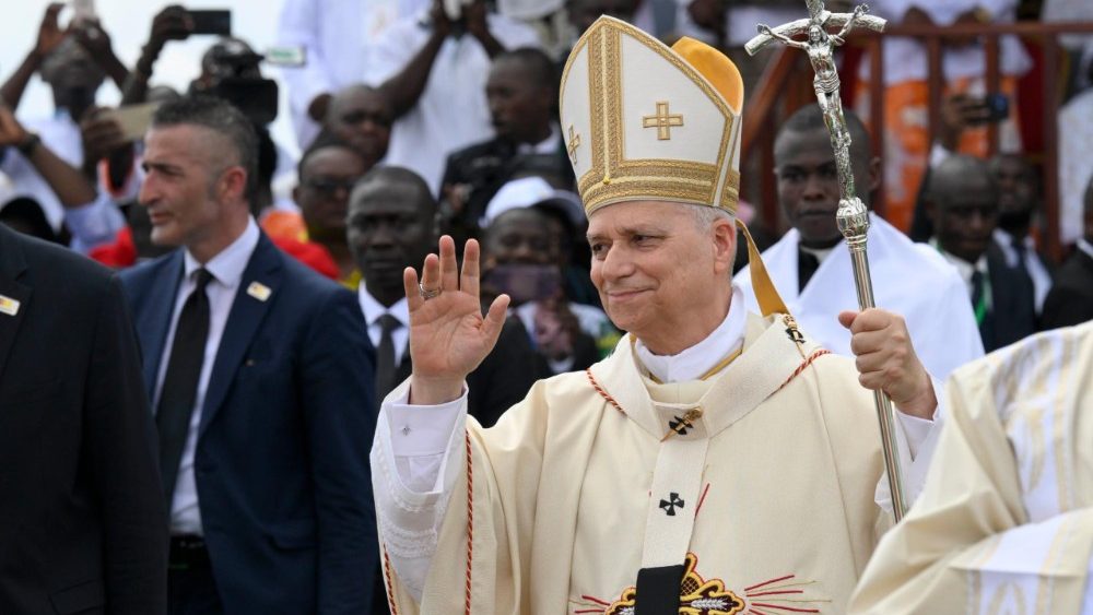 Célébration de la messe au stade Japoma de Douala, le 17 avril.