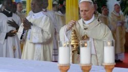 2026.04.17 Viaggio Apostolico in Camerun - Santa Messa al  Japoma Stadium