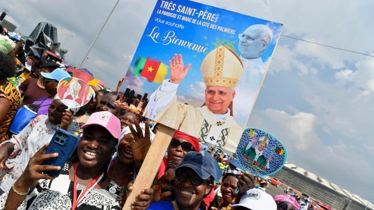 Kamerunci v&iacute;taj&iacute; papeže ve sv&eacute;m největš&iacute;m městě