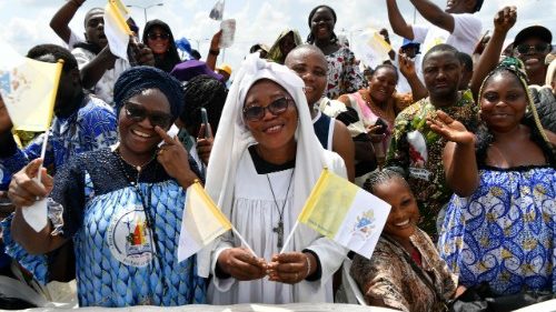 2026.04.17 Viaggio Apostolico in Camerun - Santa Messa al  Japoma Stadium