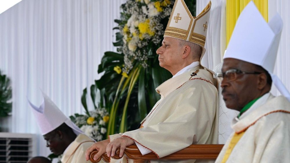 Святая Імша на стадыёне ў Дуале (Камерун)