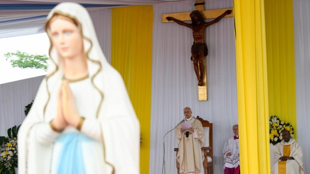 Святая Імша на стадыёне ў Дуале (Камерун)