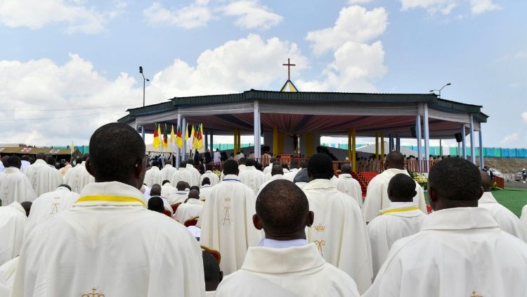 Th&aacute;nh lễ tại s&acirc;n vận động Japoma ở th&agrave;nh phố Douala