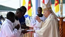 2026.04.17 Viaggio Apostolico in Camerun - Santa Messa al  Japoma Stadium