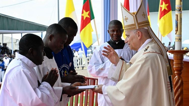 Alisimama kati yao kama mwenza wa safari