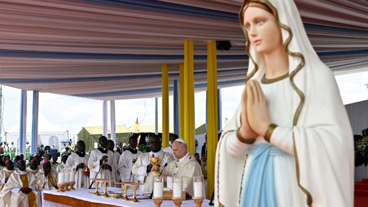 2026.04.17 Viaggio Apostolico in Camerun - Santa Messa al  Japoma Stadium