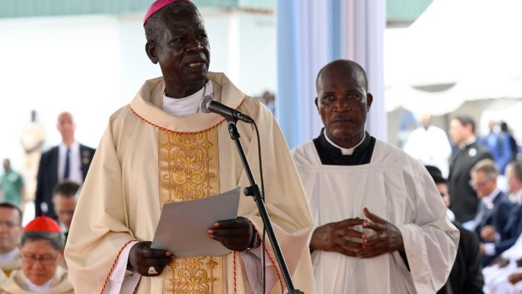 Đức Tổng Gi&aacute;m mục Samuel Kleda của Tổng gi&aacute;o phận Douala thay mặt cộng đo&agrave;n tri &acirc;n Đức Th&aacute;nh Cha