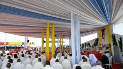 2026.04.17 Viaggio Apostolico in Camerun - Santa Messa al  Japoma Stadium