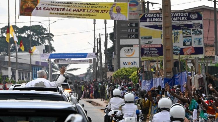 Il Papa lungo le strade di Yaound&eacute;