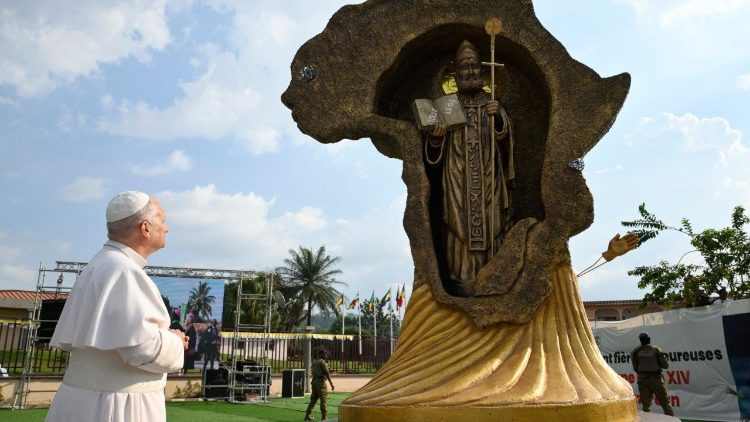 El Papa reza ante la imagen de la Virgen Mar&iacute;a