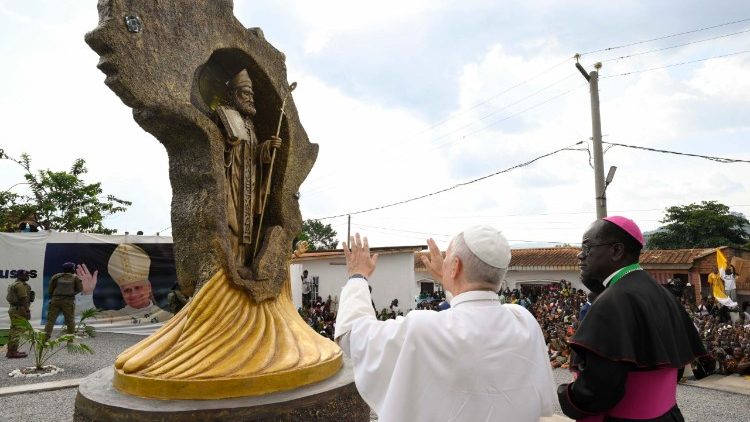 Papa akibariki Sanamu ya Mtakatifu Agostino